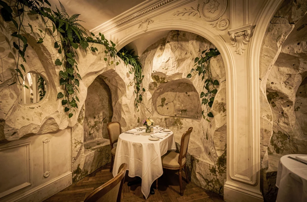 Salle historique classée du restaurant Le Chapon Fin à Bordeaux avec ses alcôves en rocaille Belle Époque