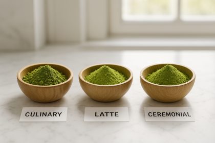 Photo hyperrealiste de trois bols de matcha poudre pour usage culinaire